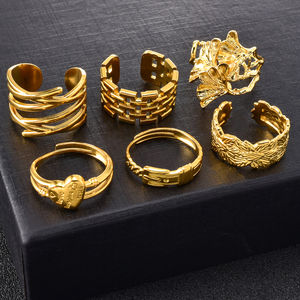 Bague de mariage pour femme en acier inoxydable plaqué or 18 carats, tendance et polyvalente avec un design ouvert réglable - Product Image 1