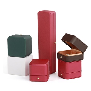 Boîte à bijoux de luxe en cuir PU vert avec bouton-pression, boîtes d'emballage pour bagues et boucles d'oreilles, logo personnalisé - Product Image 1