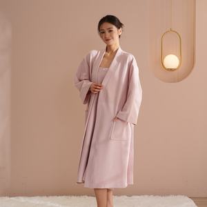 2 件套粉色华夫格织和服水疗浴袍和浴巾套装由柔软厚实的棉涤混纺材料制成 - Product Image 5