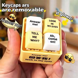 Porte-clés PVC étanche avec bouton sonore amusant et clavier à quatre touches, pour un divertissement créatif et des sons amusants, idéal comme cadeau original pour un bon ami - Product Image 1