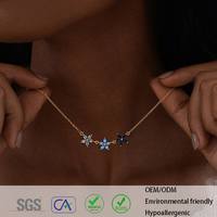 Collier personnalisé en acier inoxydable plaqué or 18 carats PVD, avec trois fleurs en zircon blanc, noir et bleu, pour femme