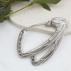 Mosquetón de Aleación de Zinc Premium con Textura de Vetas de Hoja, Ligero y Duradero para Campismo, Senderismo y Viajes al Aire Libre - Product Image 4