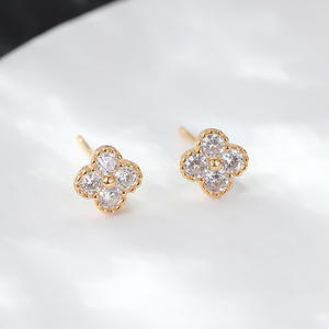 Pendientes Pequeños Minimalistas de Plata de Ley 925 con Trébol de Cuatro Hojas y Circonita Cúbica, Regalo de Joyería para Mujer - Product Image 6