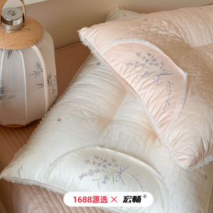 หมอนรองคอ 3 มิติ ลายปักสไตล์เกาหลี สีลาเวนเดอร์ รูปทรงยาว ความแน่นปานกลาง สำหรับคนนอนตะแคง พร้อมขอบลูกไม้ - Product Image 1