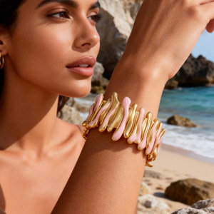 สร้อยข้อมือสแตนเลสชุบทอง 18k ปรับขนาดได้ ลายมหาสมุทร เครื่องประดับสำหรับผู้หญิง - Product Image 1