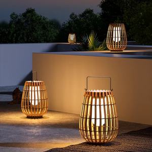 Lampes LED solaires d'extérieur étanches en rotin tressé pour l'ambiance du jardin et de la terrasse, idéales pour les pelouses de villas - Product Image 1