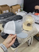 Gorra Trucker Personalizada al por Mayor con Logotipo, Malla Gris, 6 Paneles, Cierre a Presión, Parche de Cuero, Gorra Estructurada para Compras al por Mayor