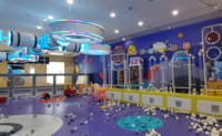 Parc de jeux intérieur commercial à thème violet magique avec zone de trampolines, aire de jeux de rôle, magasin, piscine à balles océaniques et aire de jeux souple pour enfants