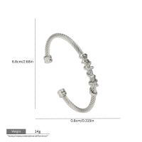 Bracelet personnalisable en fil métallique tressé, design de bijoux avec construction en métal tressé, forme de manchette ouverte et profil circulaire ajustable