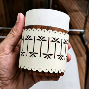 Porte-encens décoratif en bois de qualité supérieure avec de magnifiques détails artisanaux et un attrait intemporel pour les intérieurs de maison et la méditation - Product Image 1