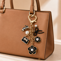 Porte-clés Émail Français à Breloque Florale, Élégant Anneau de Clé Fleur, Pendentif Sac à Main Nœud Papillon Camélia Perle, Cadeau pour Femmes et Filles