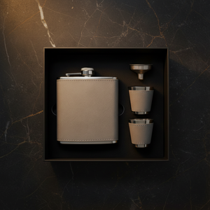 Envío Gratis en EE. UU. Set de Regalo de Botella de Acero Inoxidable con Revestimiento Exterior Gris de 6oz y Interior Negro, Personalizable con Láser, para Hombres, Papá - Product Image 1