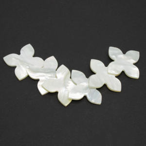 أحجار طبيعية عالية الجودة مخصصة من HanYu حجر برسيم مدبب من أربع أوراق لؤلؤ - Product Image 1