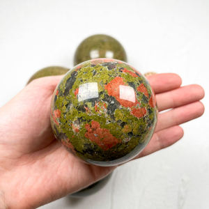 Sphère de pierre précieuse Unakite verte et rose, pierre naturelle polie, présentant des motifs minéraux variés et une forme arrondie - Product Image 2