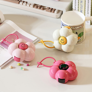 Boîte de rangement portative multifonctionnelle en plastique pour médicaments et bonbons PP avec boîte à pilules quotidienne et étui à pilules de voyage Design de fleurs - Product Image 2