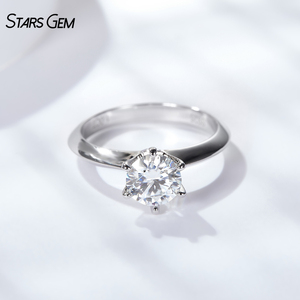 แหวนเพชรทรงกลมเจียระไนแบบบริลเลียนท์ 1 กะรัต รุ่น Six Prong Solitaire จาก Starsgem สี DEF เพชรเพาะเลี้ยงในห้องปฏิบัติการ หรือเพชรโมอิสซาไนต์ VVS เงินแท้ 925 - Product Image 3