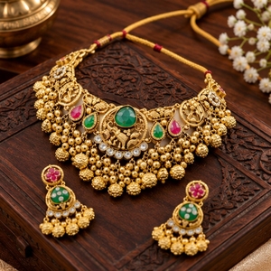 Conjunto de Collar Choker Tradicional Dorado con Detalles de Piedras Verdes y Rojas, con Pendientes Colgantes a Juego, Joyería Nupcial India para Bodas - Product Image 4