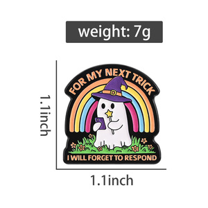 Spilla Smaltata 'Prossimo Trucco: Dimenticherò di Rispondere' - Fantasma Arcobaleno con Cappello da Strega e Bacchetta Magica - Product Image 6