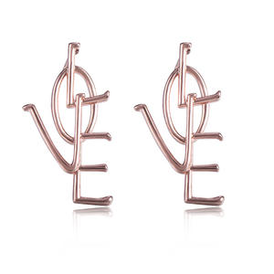 Orecchini a perno con lettere in oro rosa da donna, gioielli minimalisti in argento per l'uso quotidiano - Product Image 3