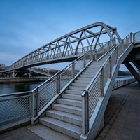 Pont piétonnier en structure acier au design moderne et durable pour passage de centre commercial