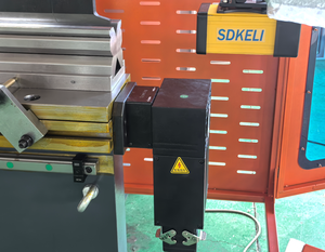 เครื่องกดเบรกไฮดรอลิก130T 3200mm เครื่อง <span class=keywords><strong>CNC</strong></span> <span class=keywords><strong>4</strong></span> + 1แกนอัตโนมัติสำหรับการเขียนโปรแกรม2D เหล็กกล้าคาร์บอน - Product Image 3