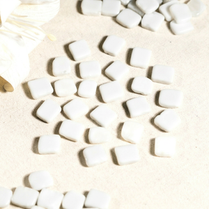 Juego de Runas Curativas Talladas en Piedra Lunar Arcoíris Natural para Feng Shui, Meditación y Decoración del Hogar, Venta al Por Mayor - Product Image 1