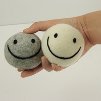 Boules de séchage en laine de Nouvelle-Zélande faites à la main, motif visage souriant, mélange gris et ivoire, réutilisables, lot de six