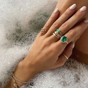 Bague en argent S925 plaqué or avec halo de moissanite D VVS1 et pierre précieuse ovale verte de Zambie cultivée en laboratoire 8x10mm, idéale pour un cadeau d'anniversaire - Product Image 2