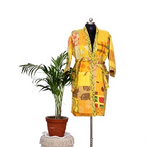 Kimono Elegante Vintage de Seda Floral, Estilo Sari Kantha, Transpirable, Largo hasta la Rodilla, con Parches Reciclados, Regalo para Mujer - Product Image 1