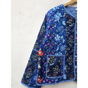 Veste courte en coton artisanale indienne, matelassée, patchwork indigo, confortable, style bohème chic, avec décoration rayée et motifs imprimés - Product Image 2