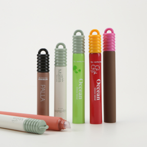 <span class=keywords><strong>Tube</strong></span> applicateur en silicone souple personnalisé pour brillant à lèvres, emballage de baume à lèvres, <span class=keywords><strong>tube</strong></span> cosmétique en plastique à presser avec capuchon anneau et design porte-clés - Product Image 1