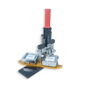 Vierkante 63.5*63.5 Aangepaste Foto Koelkast Magneet Knop Maker Knop <span class=keywords><strong>Machine</strong></span> Handmatige Rechthoek Volledig Metalen Blikken Badge Maken <span class=keywords><strong>Machine</strong></span> - Product Image 1