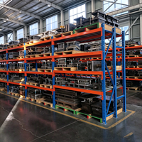 Étagère de stockage de palettes à charge lourde avec montants bleus et poutres orange pour entrepôt d'usine et centre de distribution