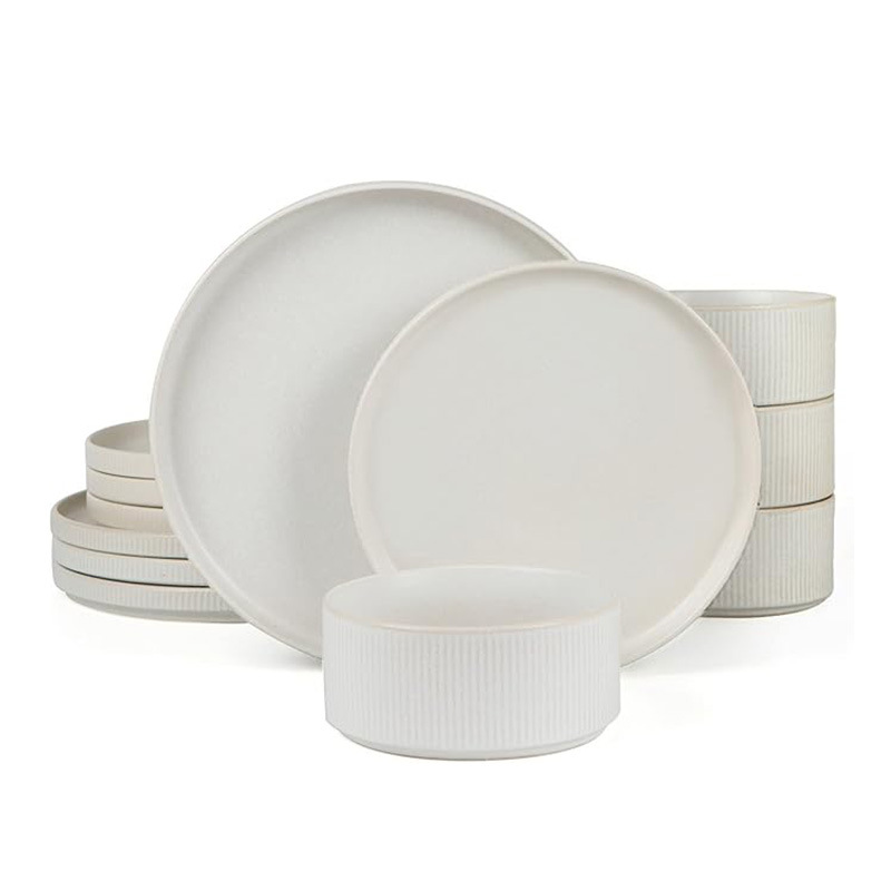 Ensemble de 12 pièces en relief blanc présentant de légers défauts.