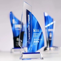 Trophée en verre de cristal optique en forme de bateau à voile personnalisé avec MH-NJ0384 de base bleue