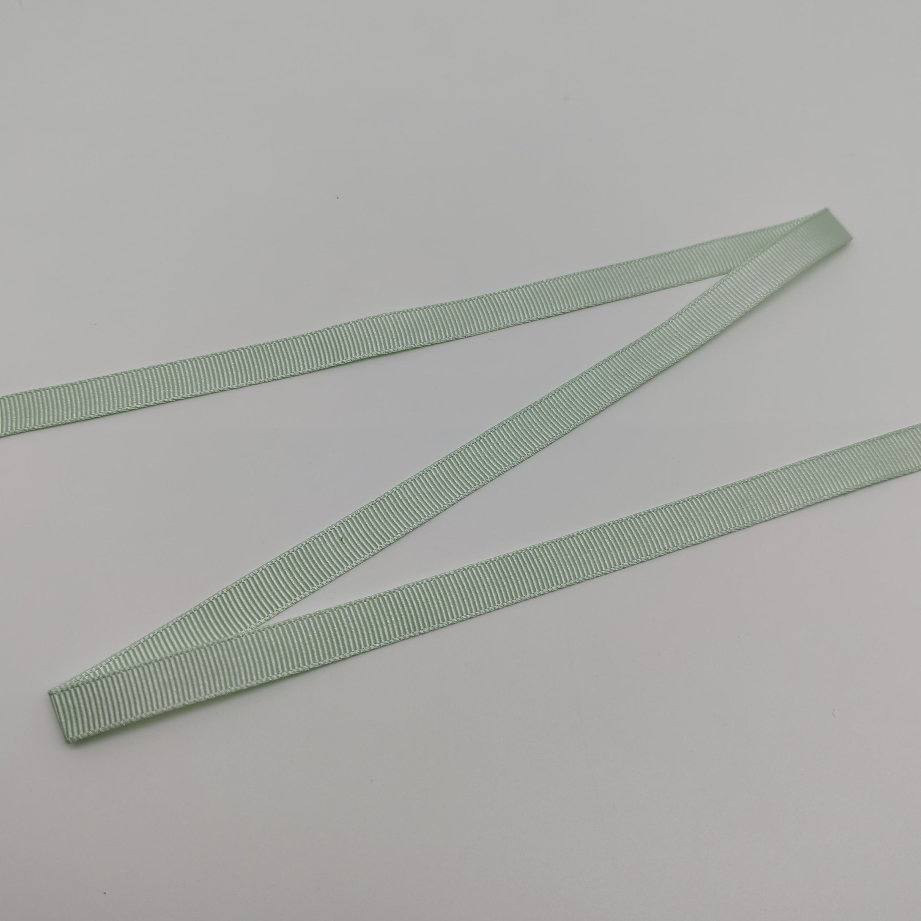 สีเขียวอ่อน