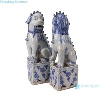RXCL08-C Paire de statues de chiens Foo en porcelaine bleue et blanche de style chinoiserie, lions gardiens chinois impériaux en céramique, décoration Feng Shui pour la maison
