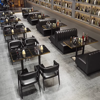 Ensemble de mobilier de restaurant moderne de style western rétro, tables et chaises en bois, banquette pour café et cantine d'hôtel