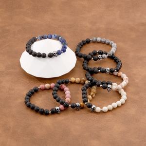 Bracelet pour homme personnalisable, style gothique unique, breloques de crâne, perles - Product Image 5