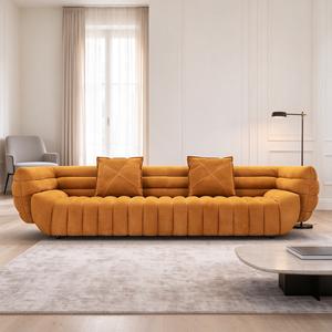 Sofá Curvo Acanalado de Gamuza con Brazos Redondeados, 3 Plazas, Cojín de Asiento Afelpado, Perfil Bajo, Moderno y Minimalista, para Sala de Estar, Hotel, Villa, Dormitorio - Product Image 1