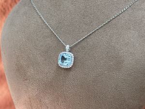 Élégant Collier Pendentif Double Face en Topaze Bleue et Diamant, Or Blanc, Coupe Coussin, Bijou Fin pour Femme, Idéal au Quotidien et pour les Rendez-vous - Product Image 4