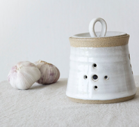 Pot à ail en céramique blanche rustique, perforé, compatible micro-ondes, pour le rangement en cuisine
