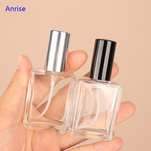 Flacone da Profumo Ricaricabile Portatile <span class=keywords><strong>in</strong></span> <span class=keywords><strong>Vetro</strong></span> Quadrato da 15ml con Spruzzatore <span class=keywords><strong>in</strong></span> Alluminio a Basso MOQ - Product Image 3