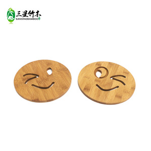 Posavasos de bambú aislante del calor, base para platos y tazas de madera maciza antideslizante, bonita y creativa alfombrilla de bambú hueca, personalizable - Product Image 1