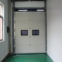 Portes sectionnelles industrielles avec poignées manuelles en option permettant une ouverture et une fermeture faciles des portes en cas de panne de courant
