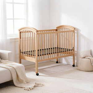 Cuna de Madera Convertible Estándar EN con Ruedas Bloqueables, Color Natural, para Guardería Europea - Product Image 1