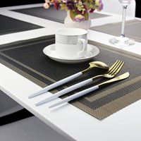 Napperon en PVC vinyle résistant à la chaleur tissé personnalisé de luxe Style classique pour Table à manger emballé dans un carton
