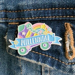 2025 <span class=keywords><strong>milenario</strong></span> de alta calidad, alfileres de solapa artesanales de Metal personalizados, adorno Multicolor decorativo de moda, chapado de Pin de esmalte suave - Product Image 4