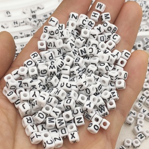 Cuentas Acrílicas Cuadradas de 5x5 mm con Letras Inglesas de Vocales Individuales para Manualidades, Accesorios de Joyería y Materiales de Artesanía. - Product Image 3