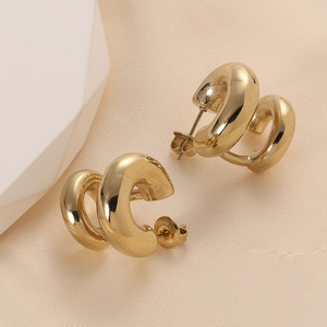 Boucles d'oreilles Huggie en forme de C à double couche, plaquées or 18 carats, en acier inoxydable, géométriques, tendance pour tous les jours - Product Image 1